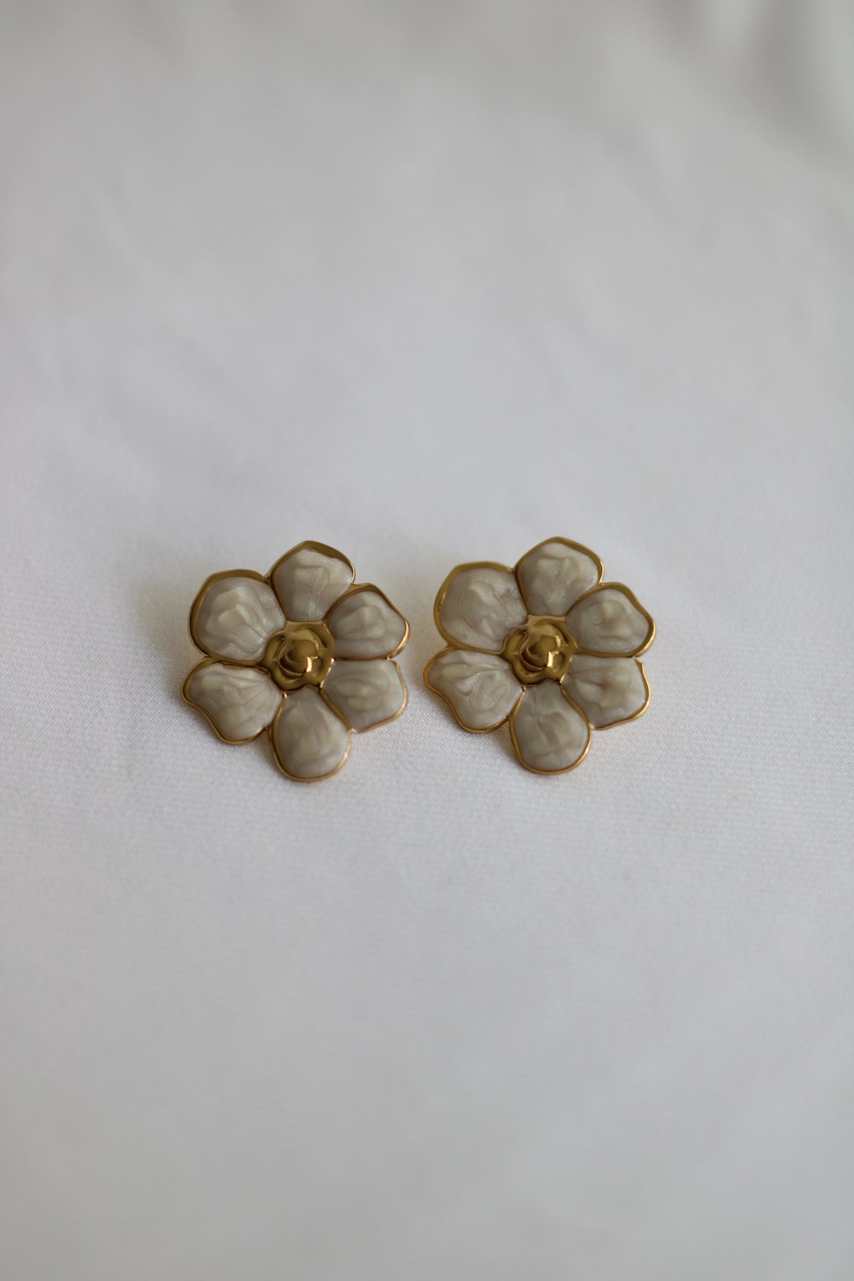 Brinco Flor Dourado em Aço Inoxidável com Detalhes Perolados