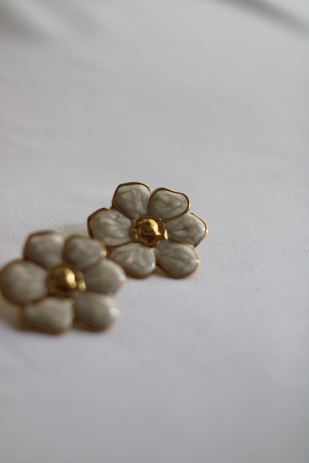 Brinco Flor Dourado em Aço Inoxidável com Detalhes Perolados