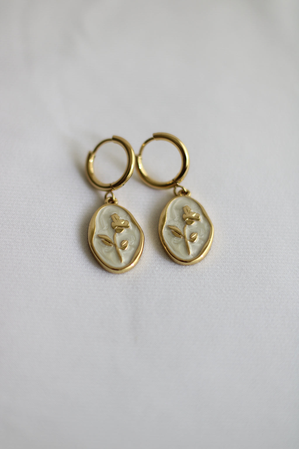 Brincos Dourados em Aço Inoxidável com Medalhão Floral – Brincos Elegantes Femininos