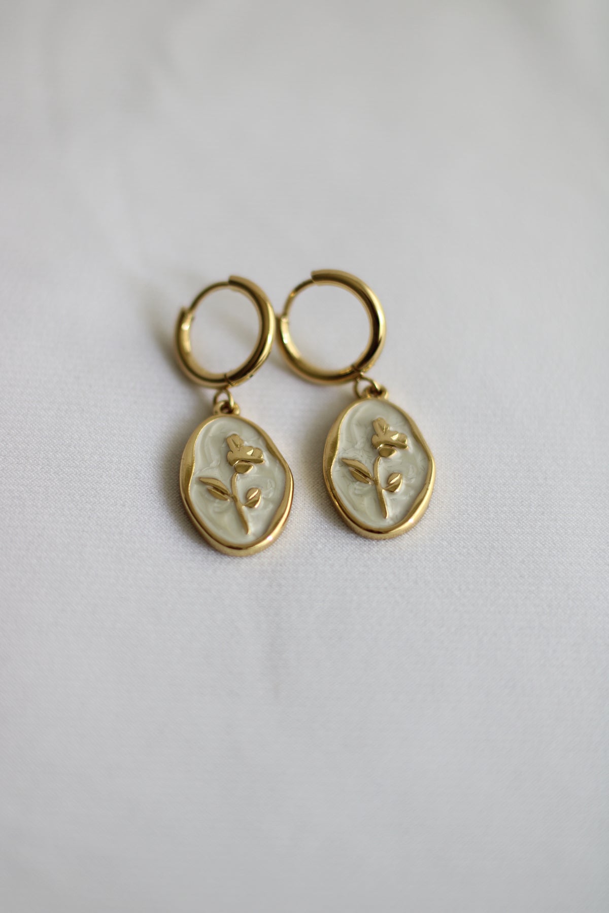 Brincos Dourados em Aço Inoxidável com Medalhão Floral – Brincos Elegantes Femininos