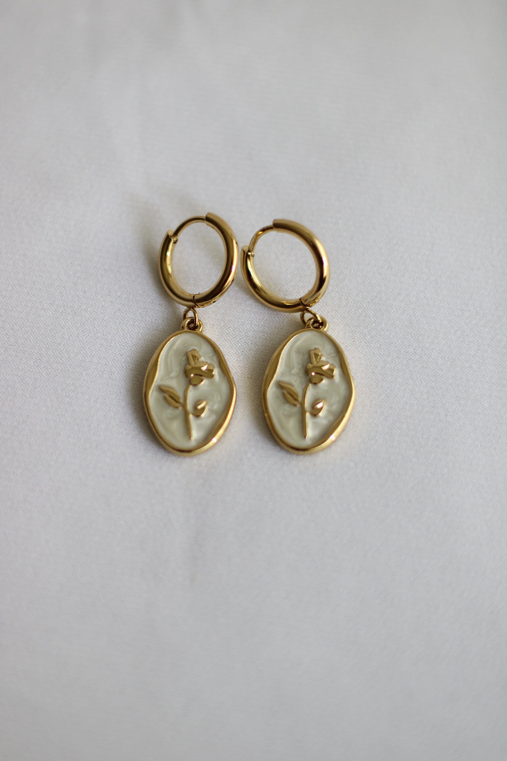 Brincos Dourados em Aço Inoxidável com Medalhão Floral – Brincos Elegantes Femininos