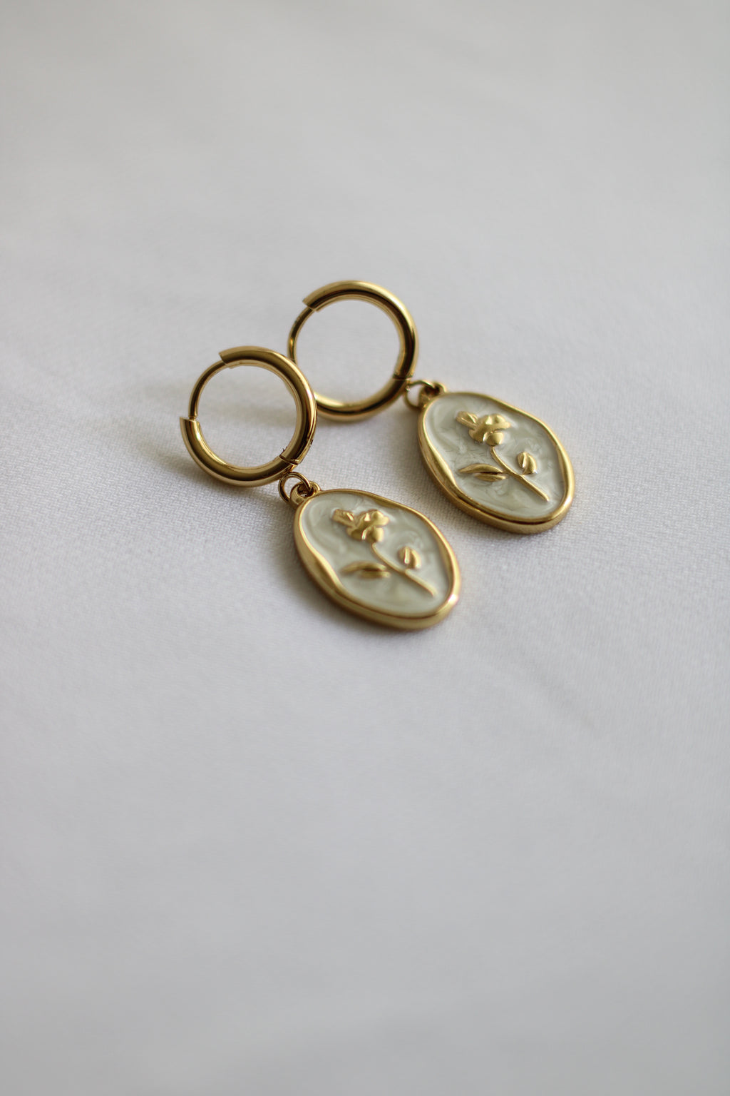Brincos Dourados em Aço Inoxidável com Medalhão Floral – Brincos Elegantes Femininos