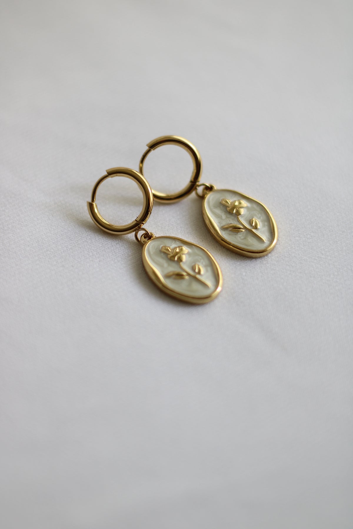 Brincos Dourados em Aço Inoxidável com Medalhão Floral – Brincos Elegantes Femininos