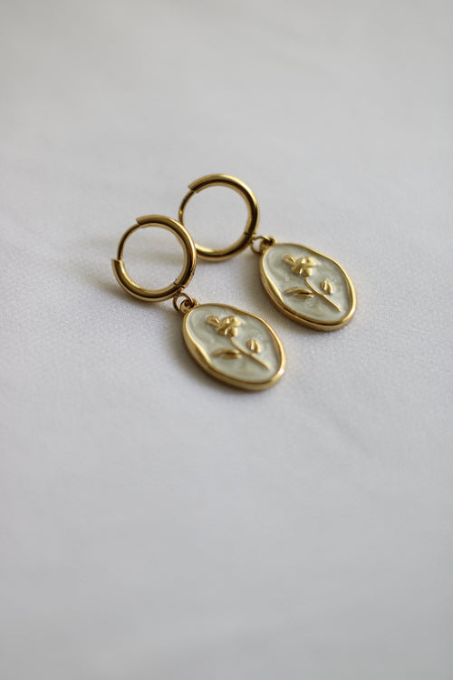 Brincos Dourados em Aço Inoxidável com Medalhão Floral – Brincos Elegantes Femininos