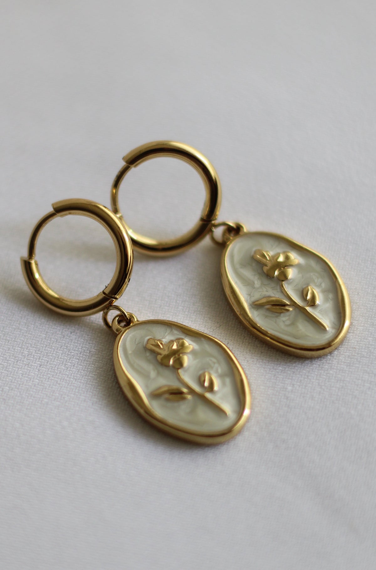 Brincos Dourados em Aço Inoxidável com Medalhão Floral – Brincos Elegantes Femininos