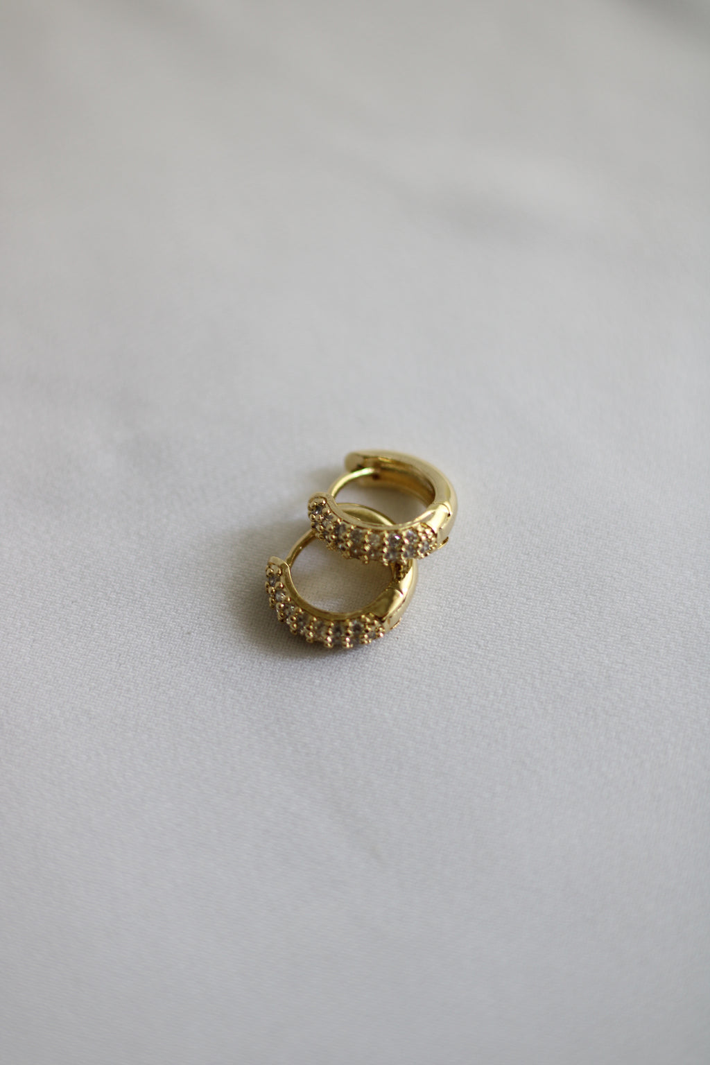 Mini argolas banho de rodio cravejado com zircônios