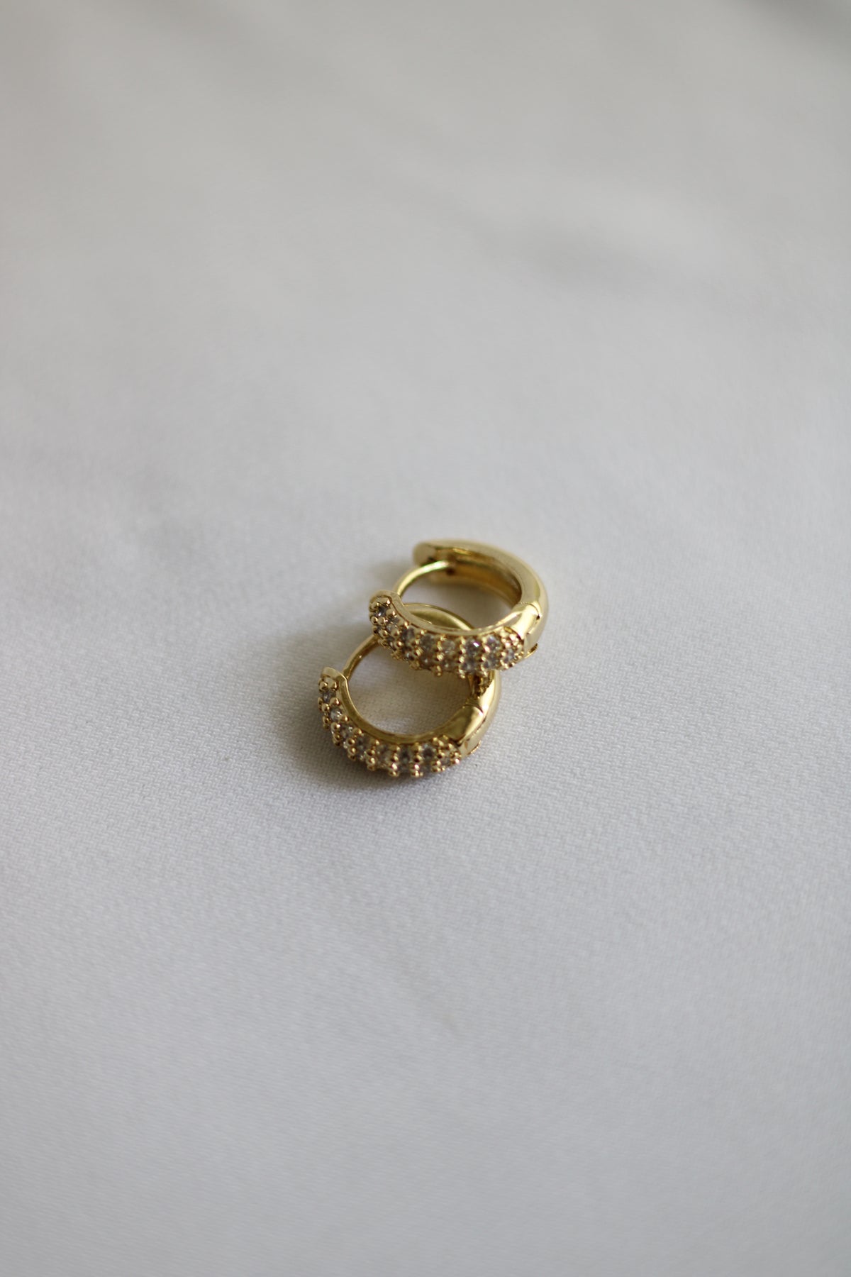 Mini argolas banho de rodio cravejado com zircônios