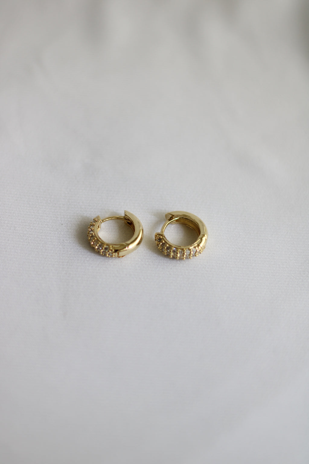 Mini argolas banho de rodio cravejado com zircônios