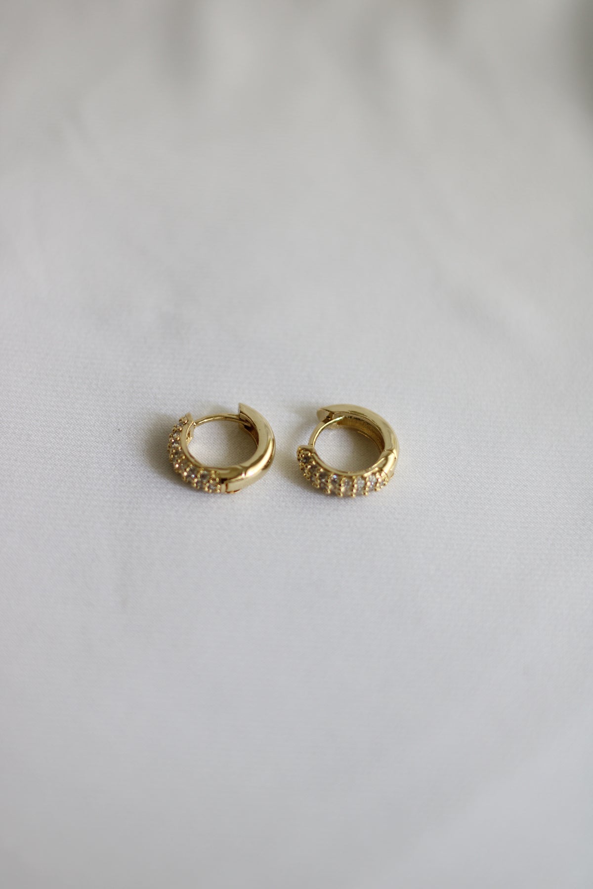 Mini argolas banho de rodio cravejado com zircônios