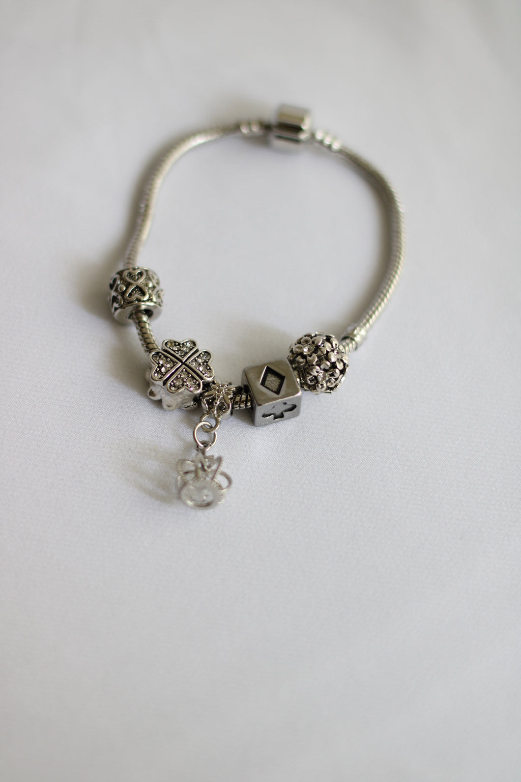 Pulseira aço inoxidável com 5 berloques