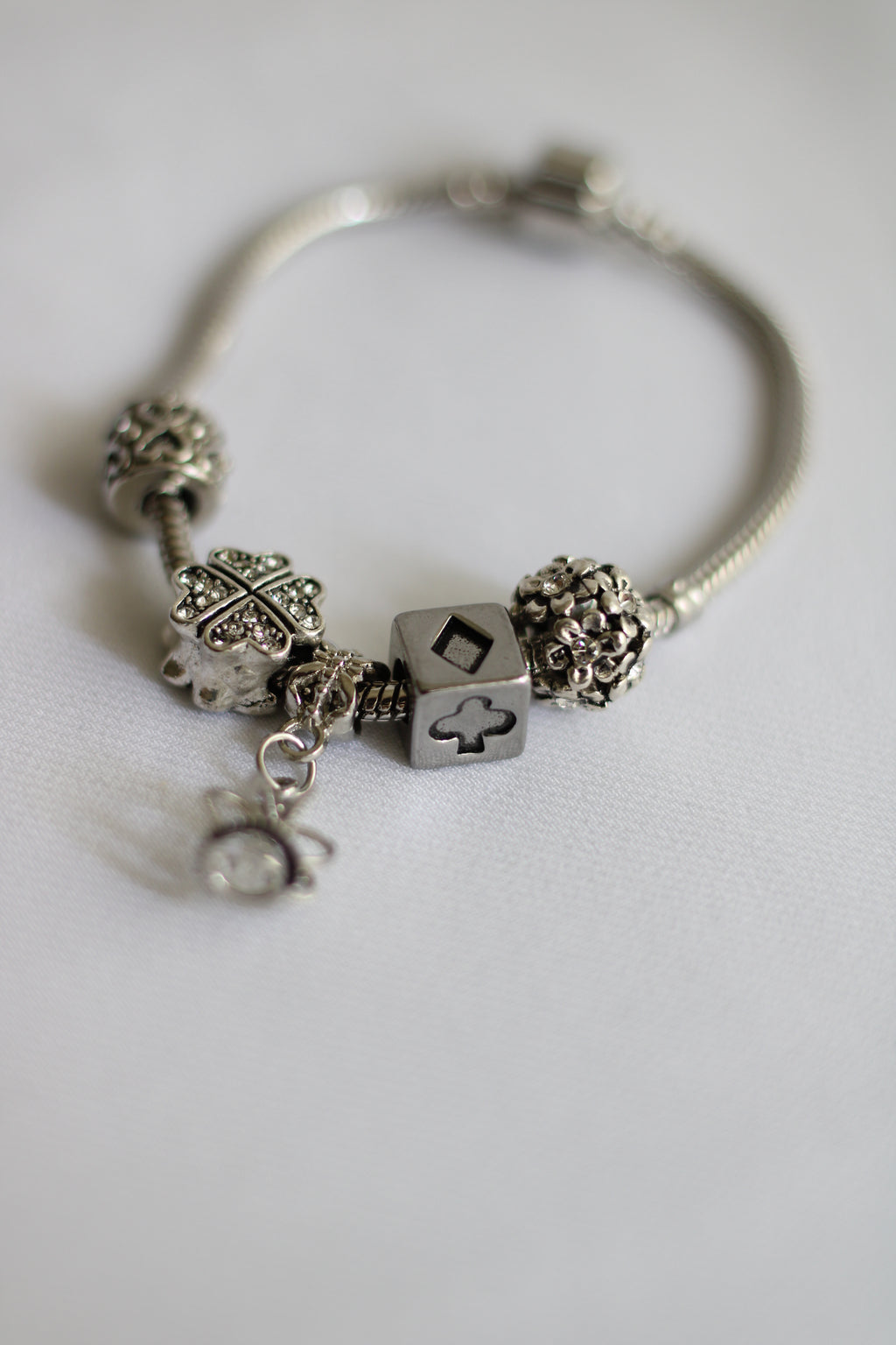Pulseira aço inoxidável com 5 berloques