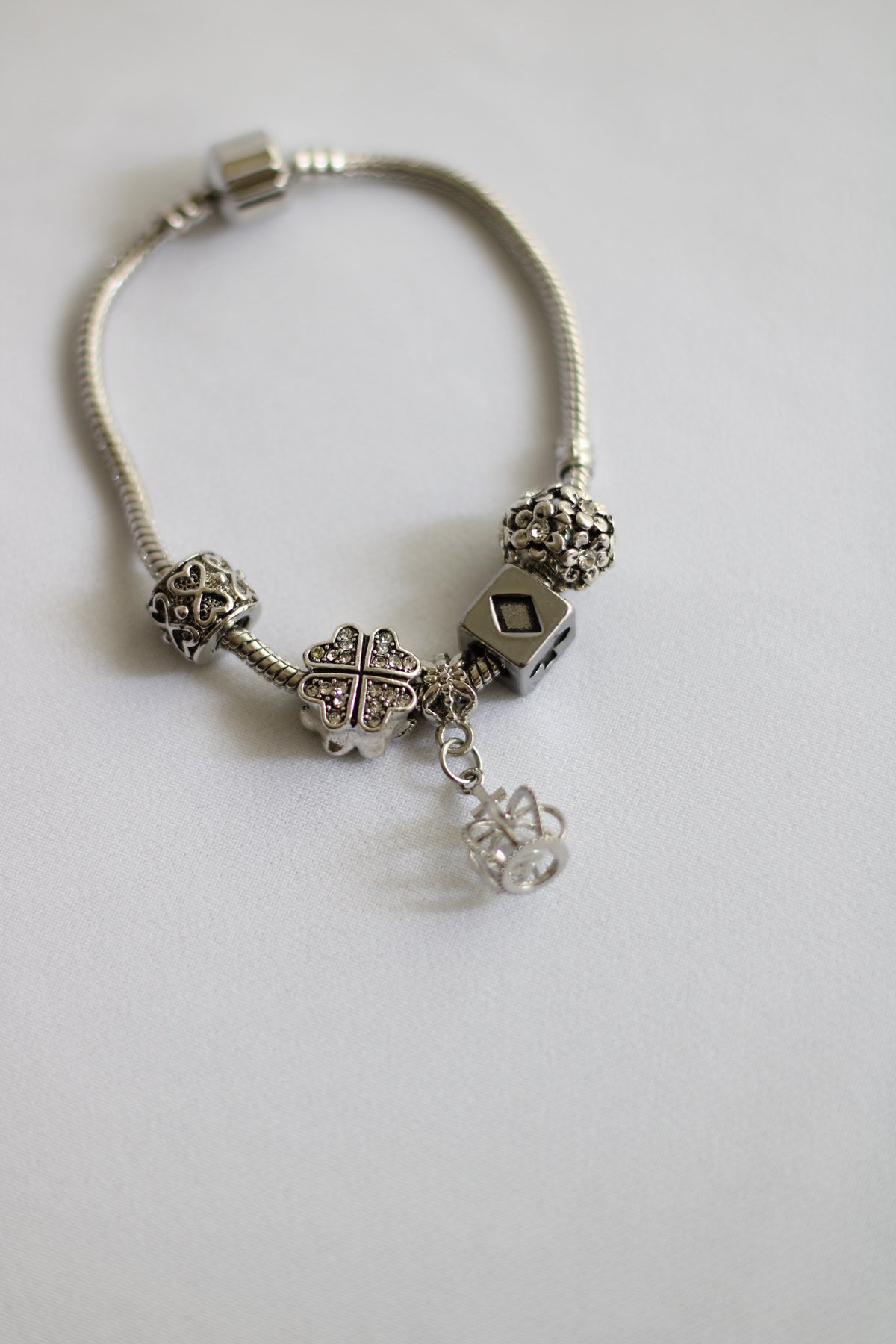 Pulseira aço inoxidável com 5 berloques