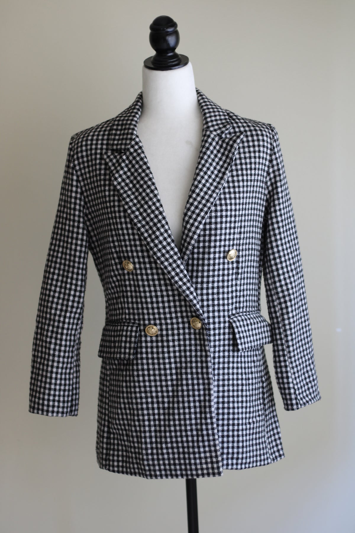 Blazer New Collection aos quadrados com botões dourados | M