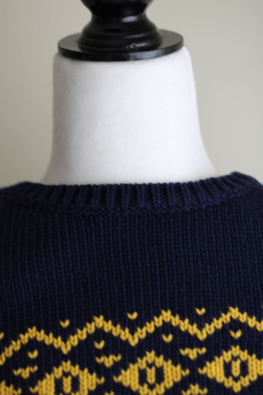 Vista traseira da camisola Zara com padrão geométrico amarelo