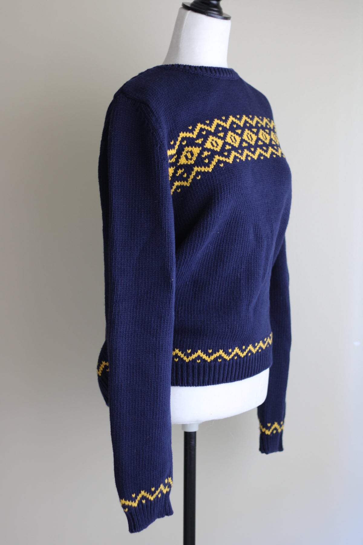 Pormenor da gola redonda e dos motivos amarelos da camisola Zara