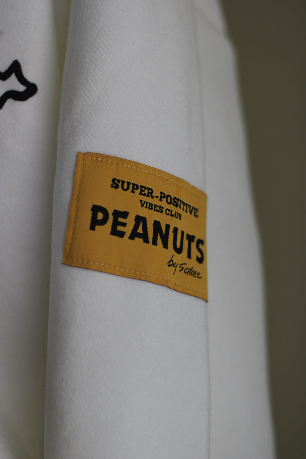 Aplicação amarela Peanuts na manga