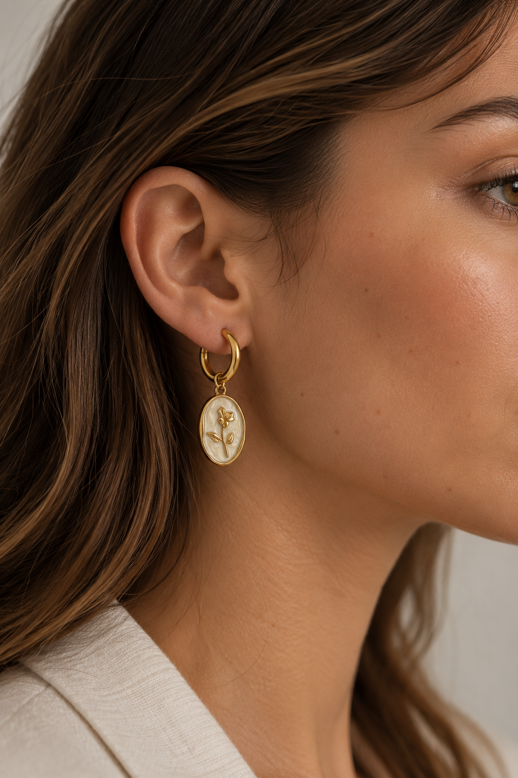 Brincos Dourados em Aço Inoxidável com Medalhão Floral – Brincos Elegantes Femininos