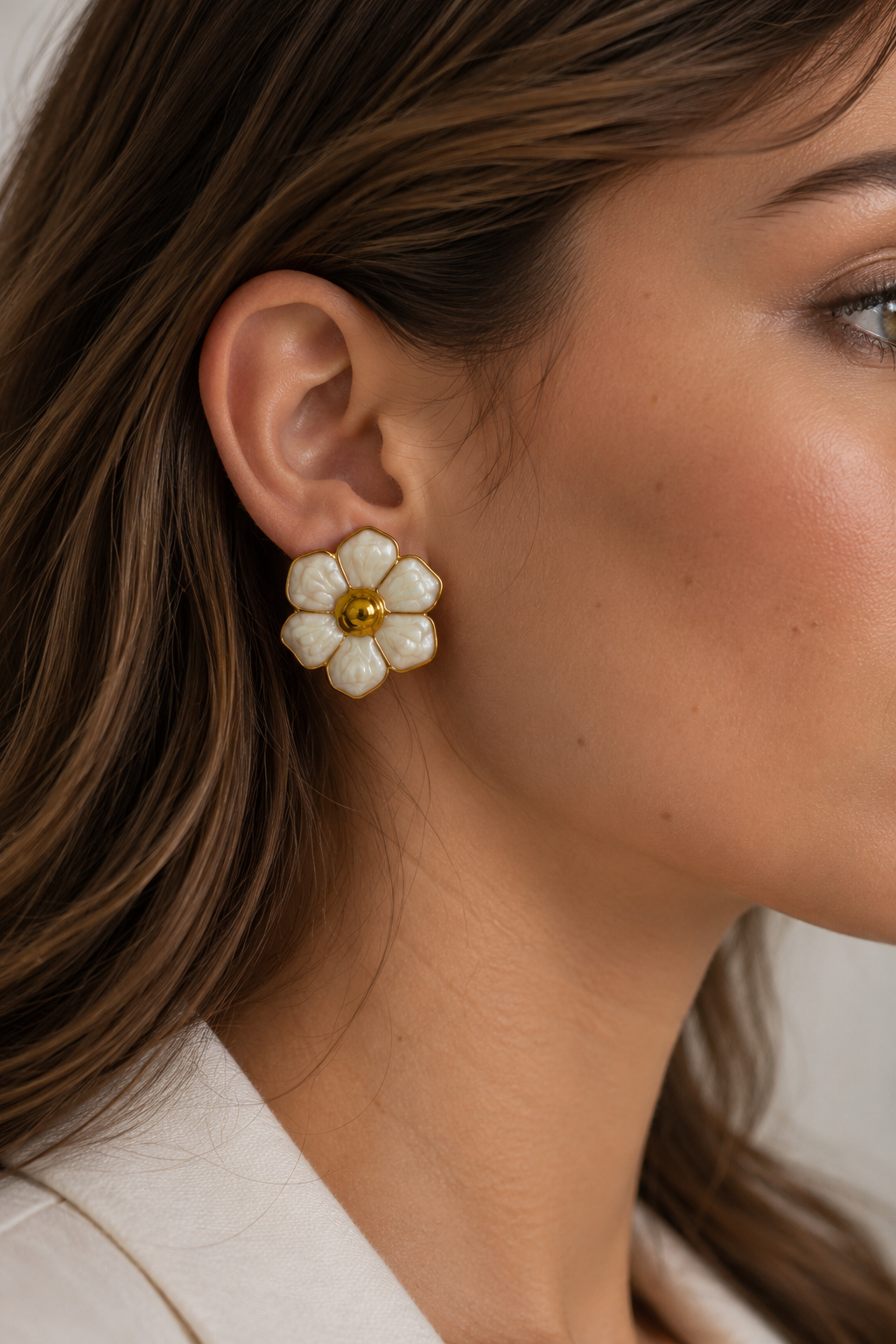 Brinco Flor Dourado em Aço Inoxidável com Detalhes Perolados
