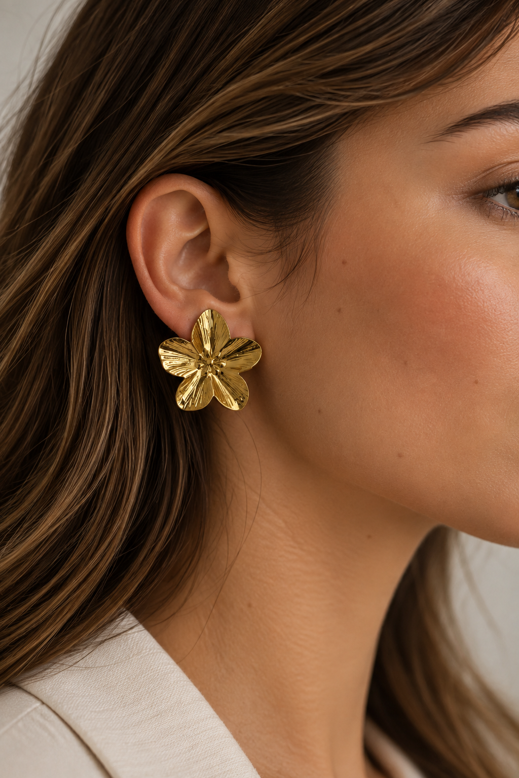 Brinco floral dourado em aço inoxidável