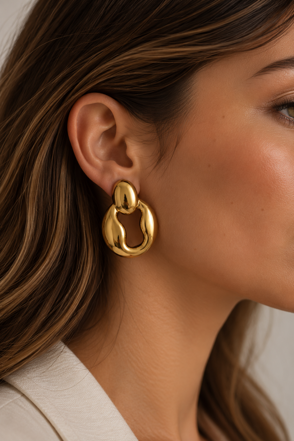 Brinco Dourado Orgânico em Aço Inoxidável – Argola Moderna e Elegante