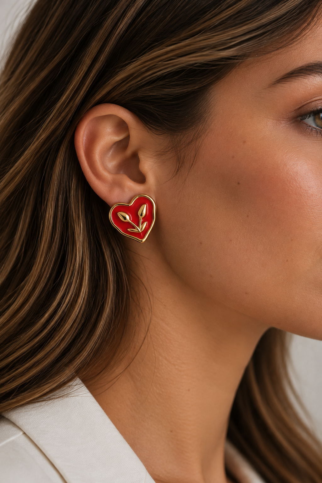 Brinco Coração Vermelho em Aço Inoxidável Dourado – Delicado e Romântico