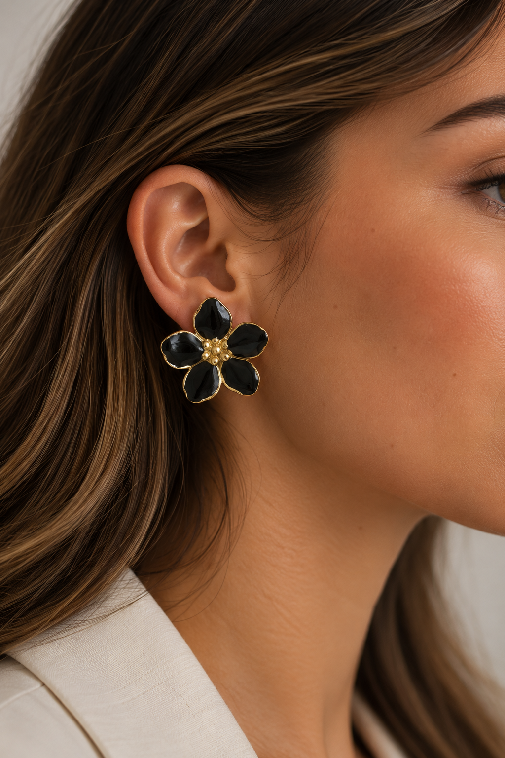 Brinco Flor Preto em Aço Inoxidável Dourado – Elegante e Moderno