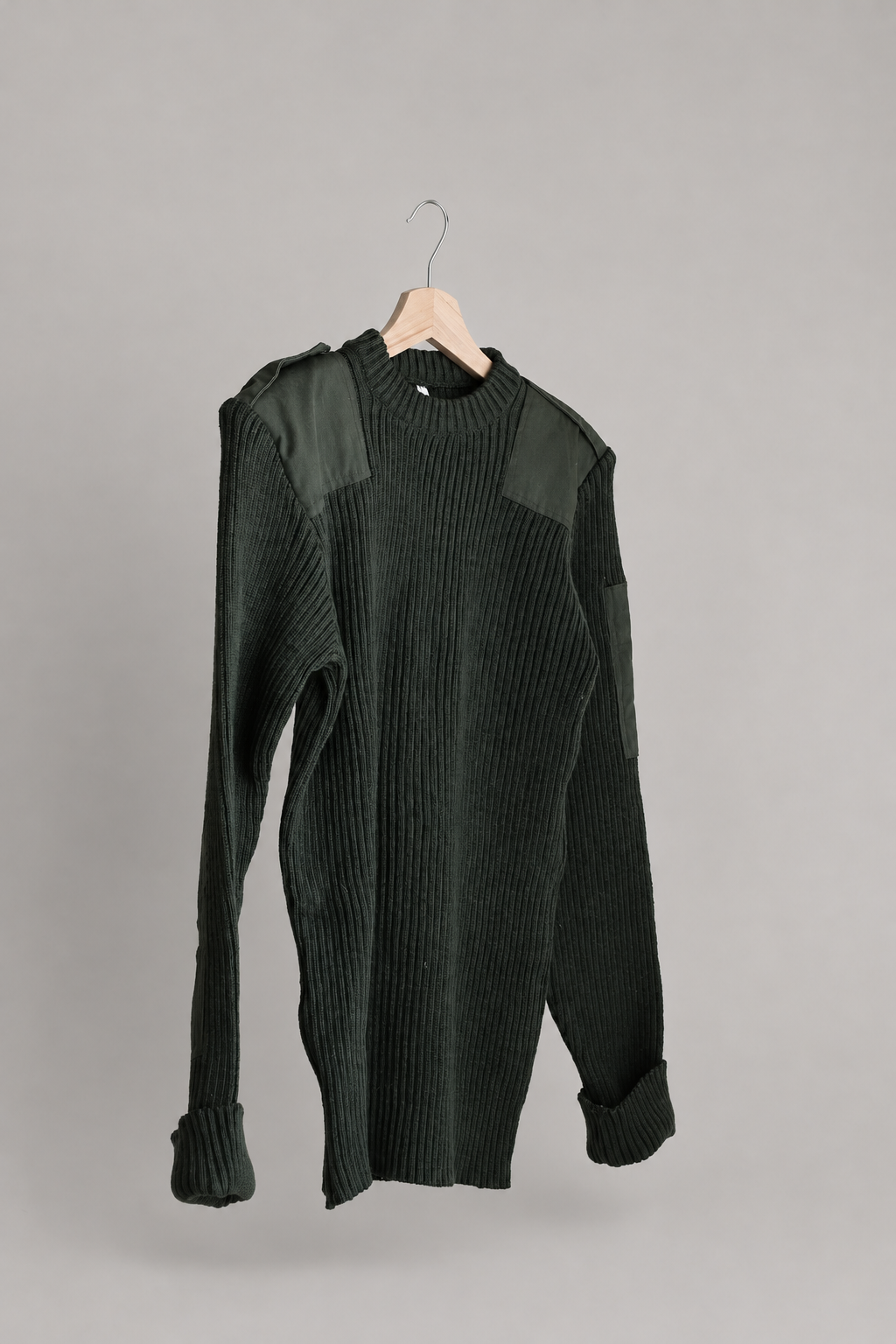 Suéter masculino vintage com painéis nos ombros, vista completa com fundo de estúdio