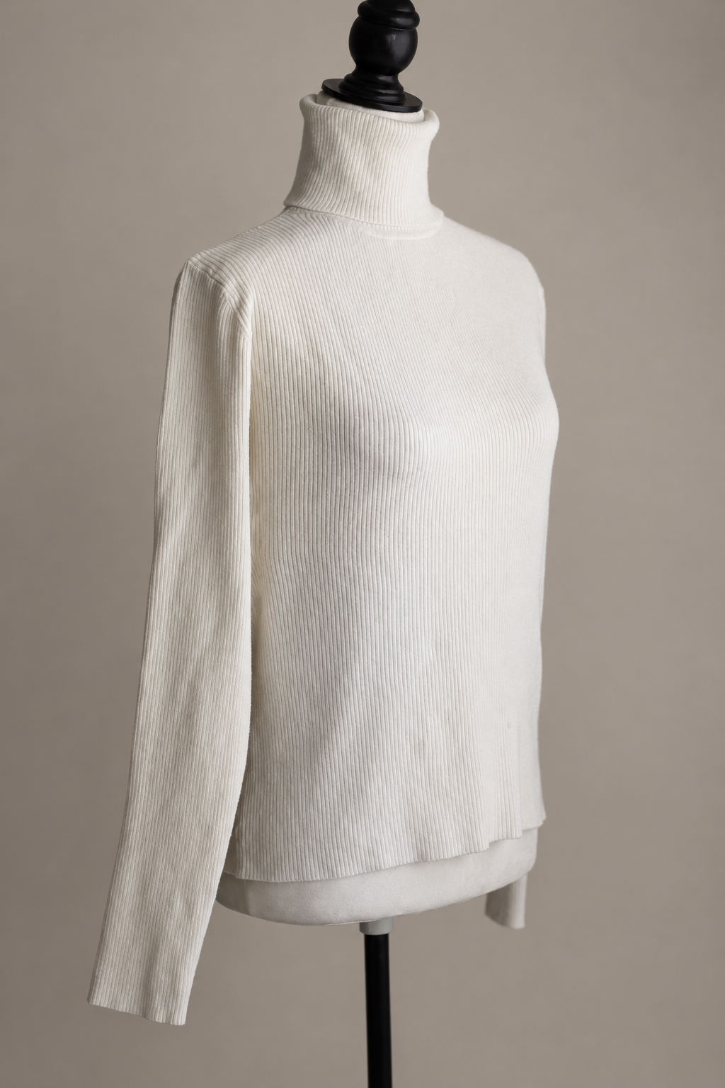 Camisola Moda Rong offwhite, vista lateral com fundo de estúdio