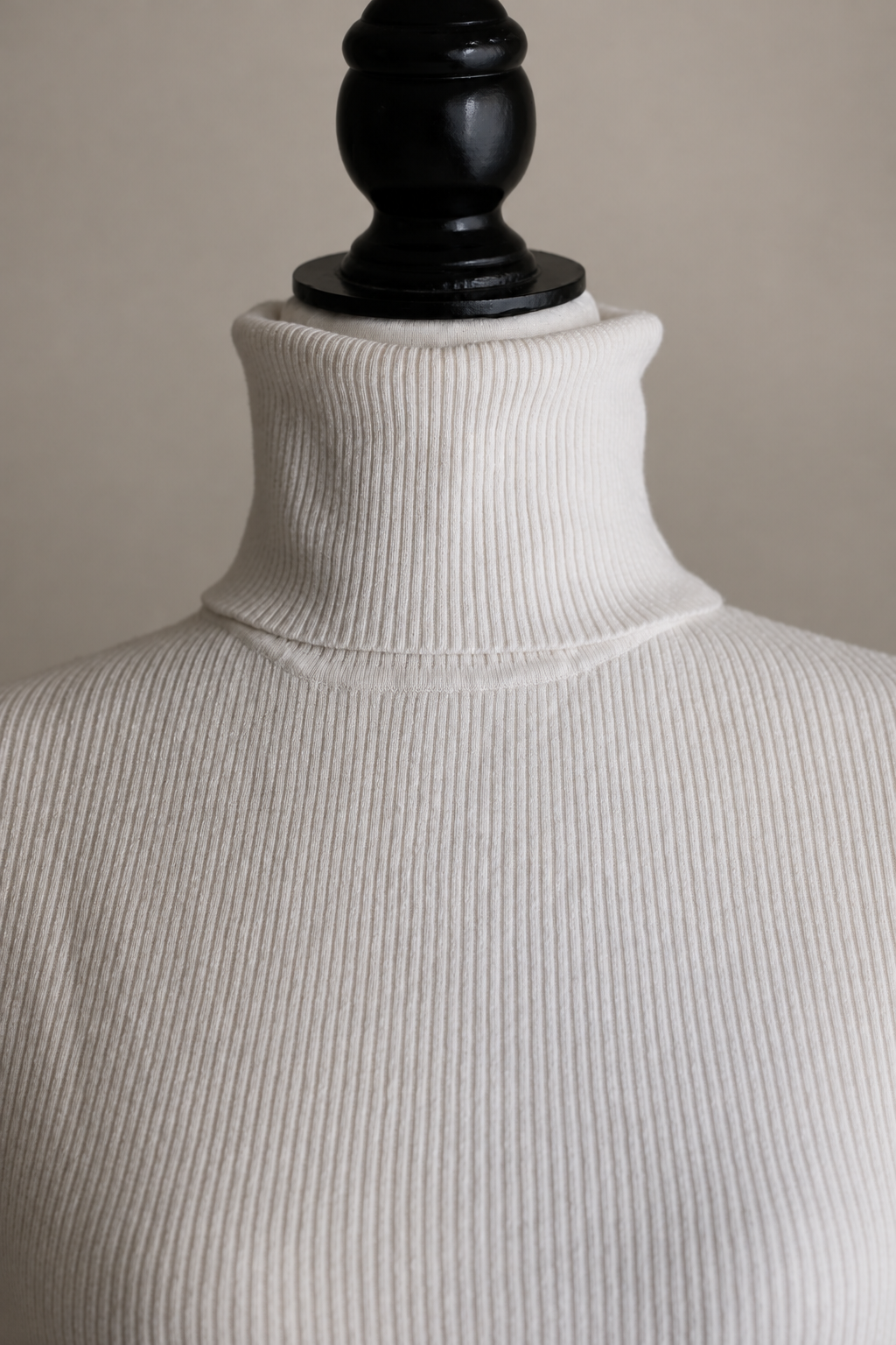 Camisola Moda Rong offwhite, vista frontal com fundo de estúdio