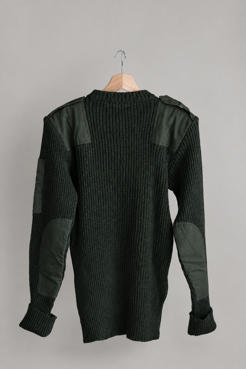 Vista traseira do suéter masculino vintage com painéis nos ombros e cotovelos, com fundo de estúdio