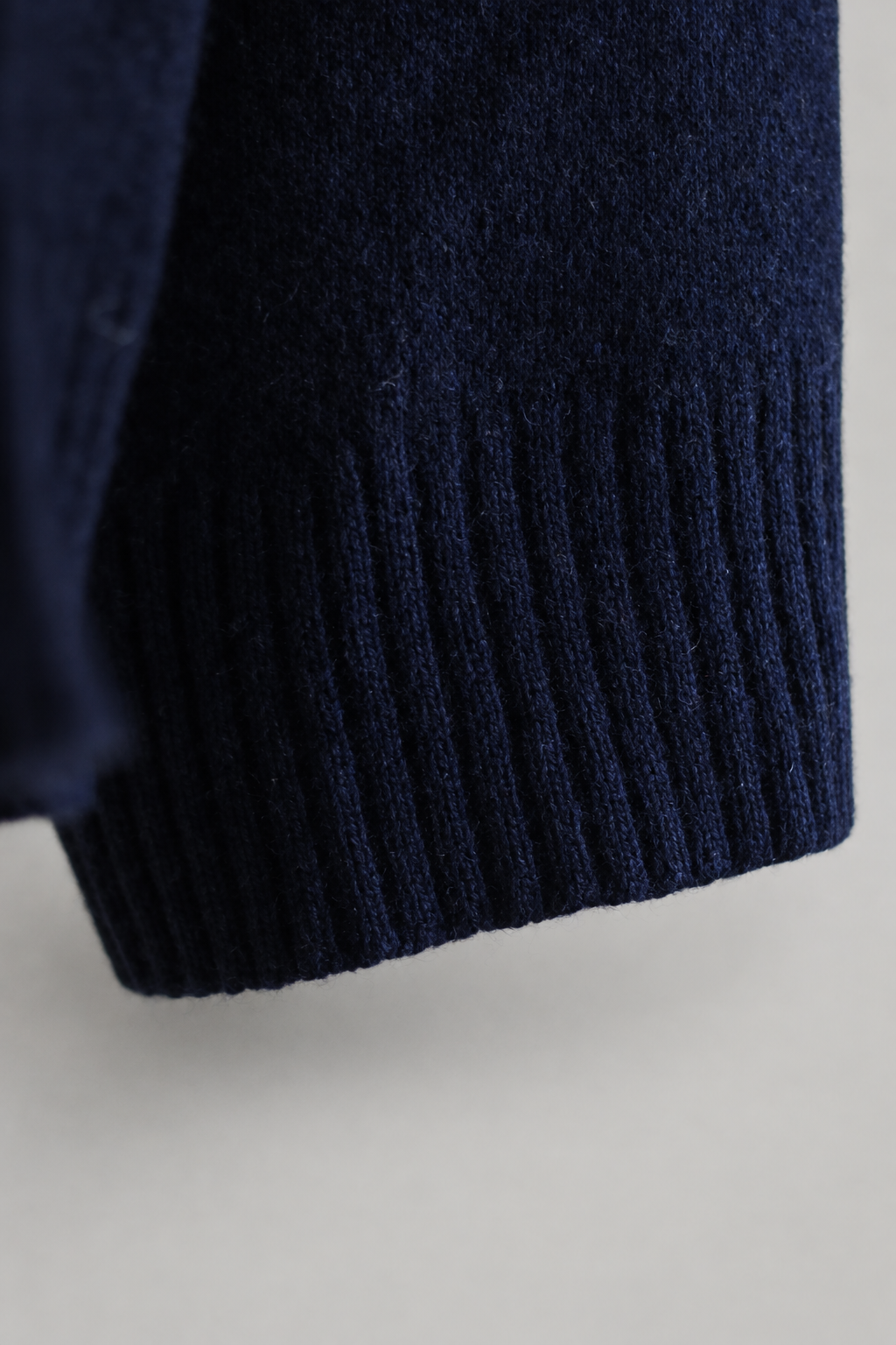 Vista completa da camisola Essencials Mo com fundo de estúdio
