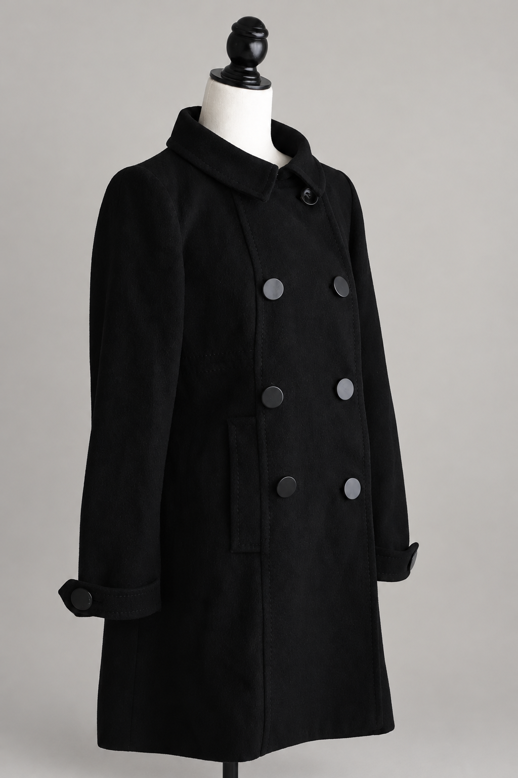 Casaco preto H&M vintage com abotoamento duplo, vista frontal com fundo de estúdio