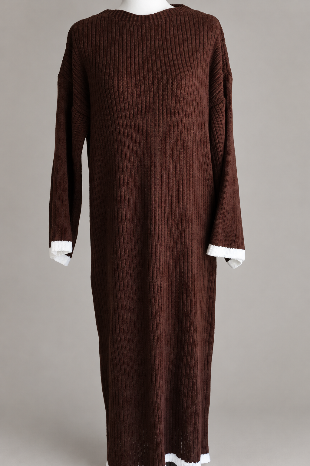 Vestido longo vintage Ztop em tricot castanho, vista frontal com fundo de estúdio