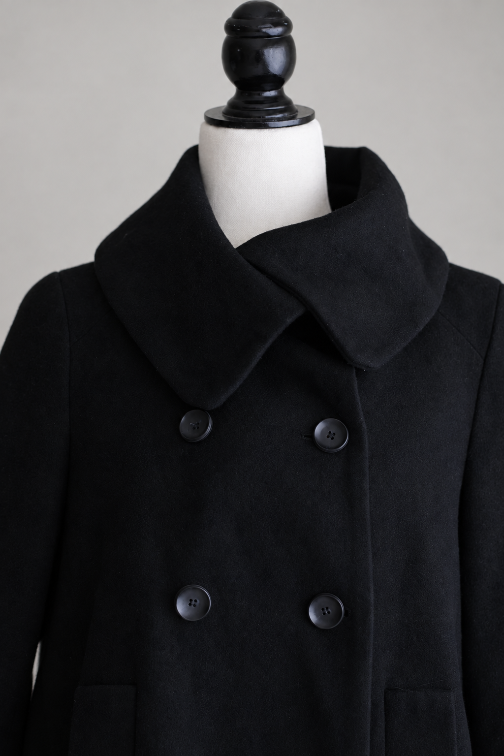 Casaco preto Zara com gola ampla, vista frontal com fundo de estúdio