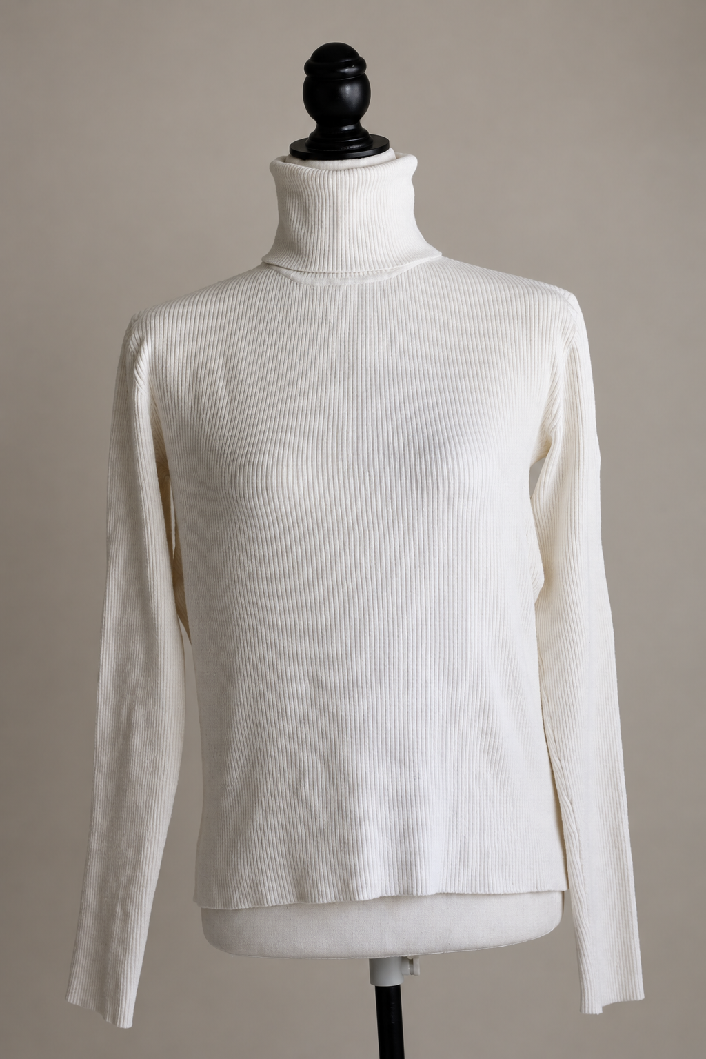 Camisola Moda Rong offwhite, vista traseira com fundo de estúdio