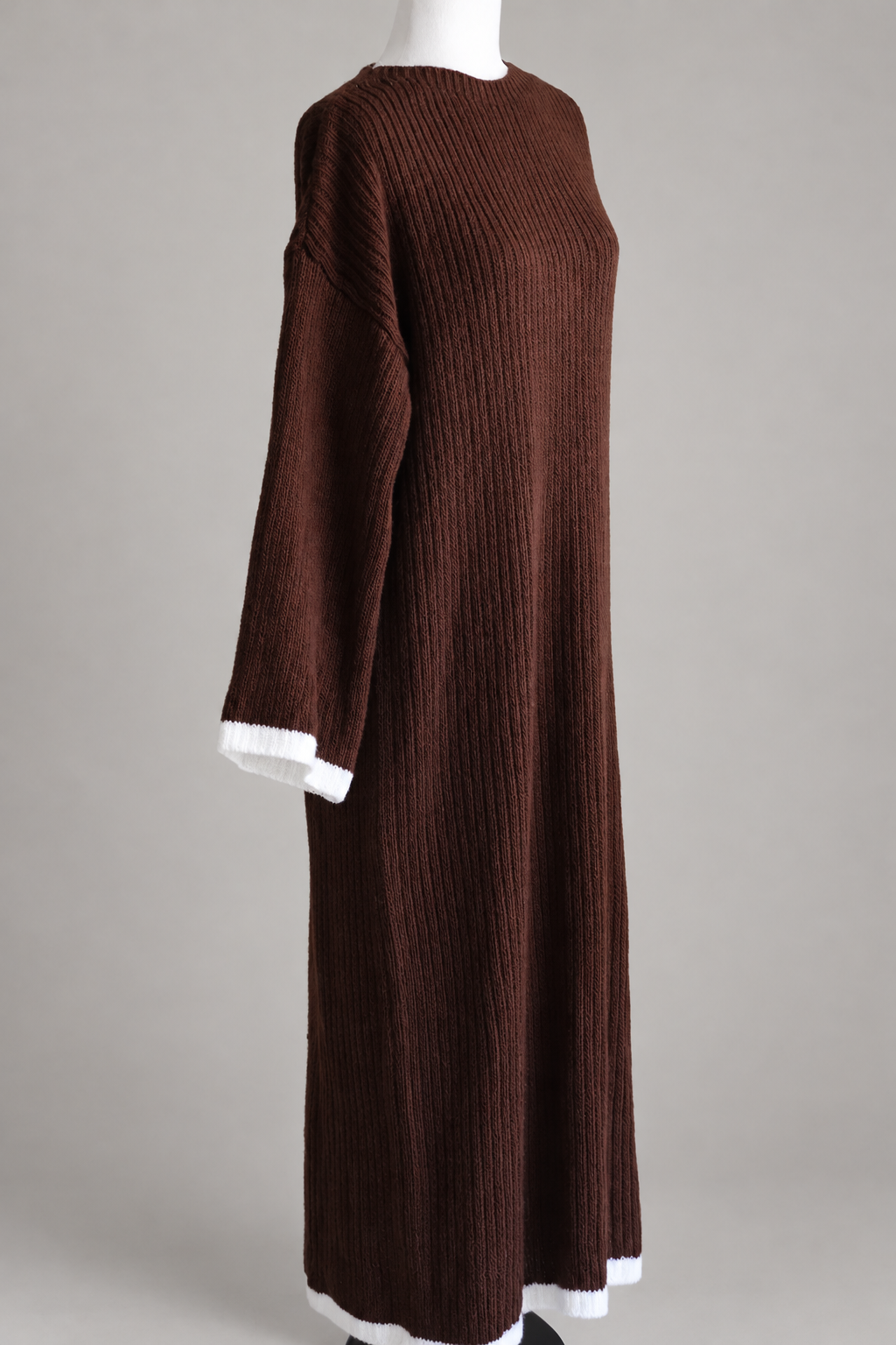 Detalhe da bainha branca do vestido Ztop com fundo de estúdio