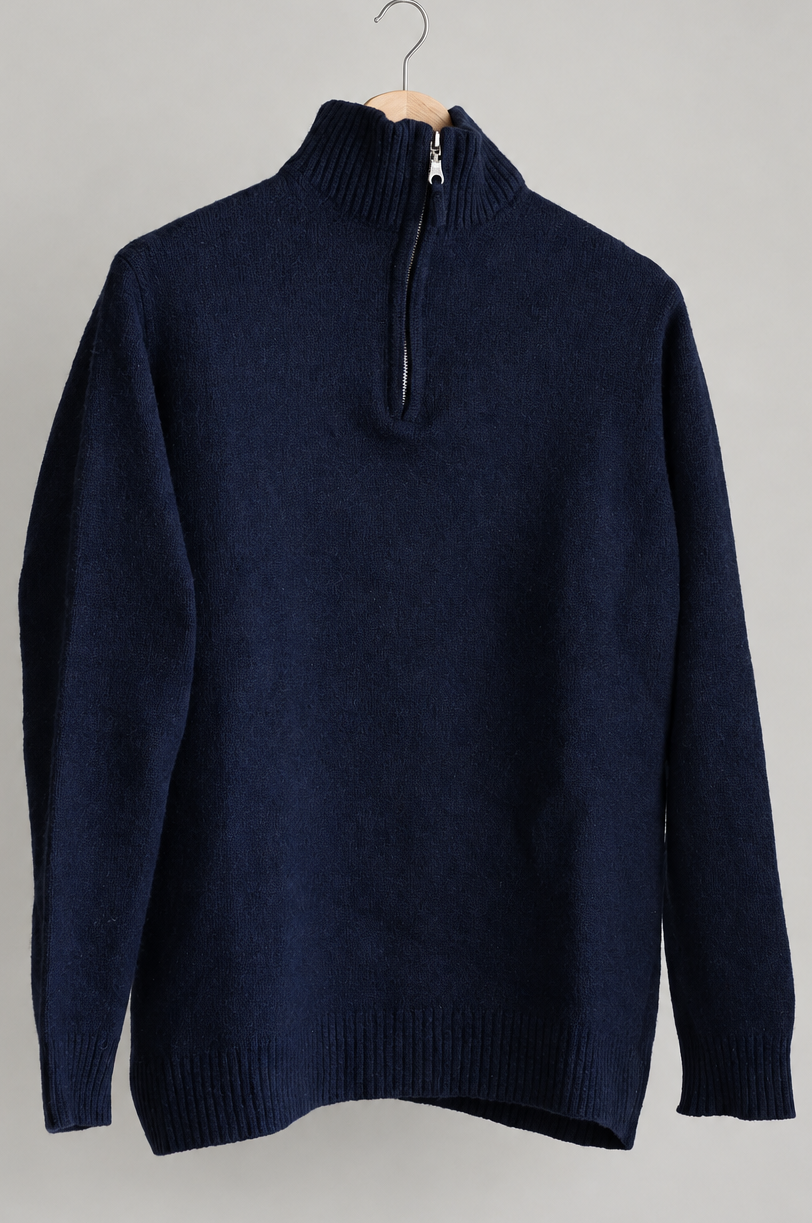 Camisola masculina Essencials Mo com gola e fecho, vista frontal com fundo de estúdio