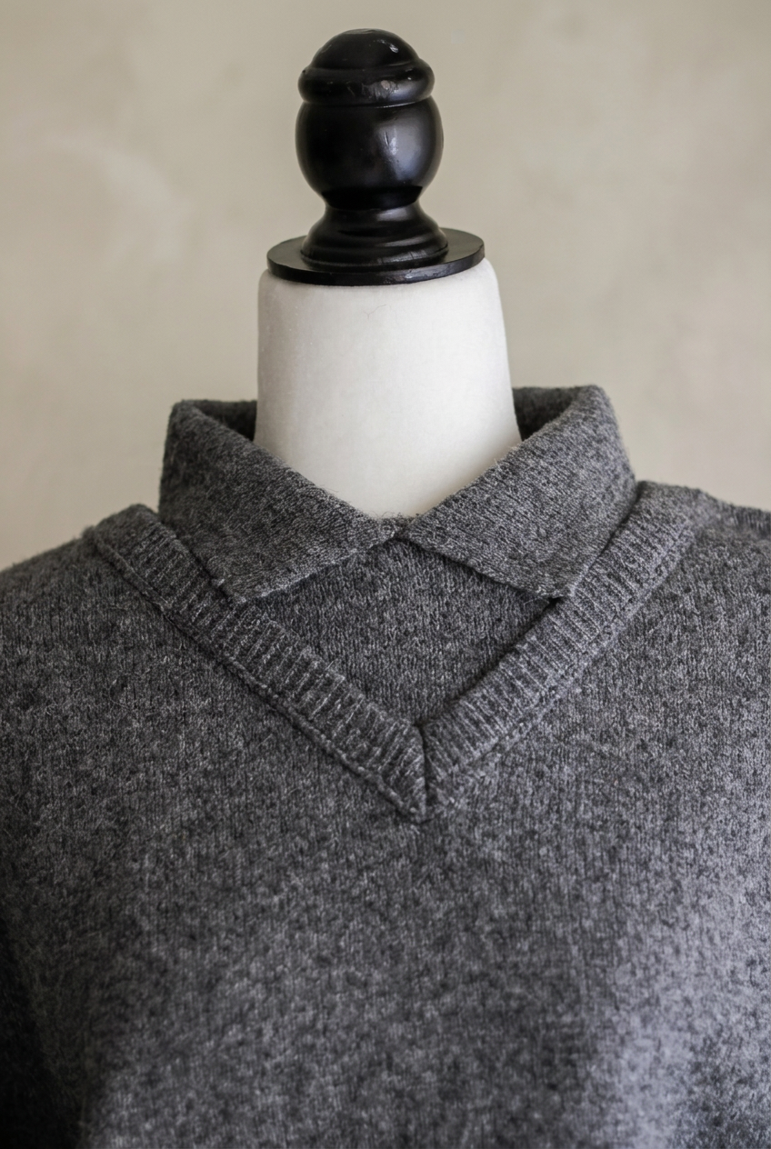 Detalhe da gola da camisola Mango