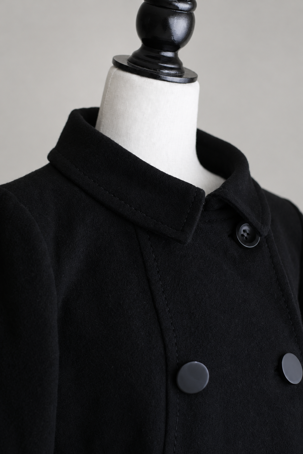 Detalhe da gola e dos botões do casaco H&M vintage com fundo de estúdio