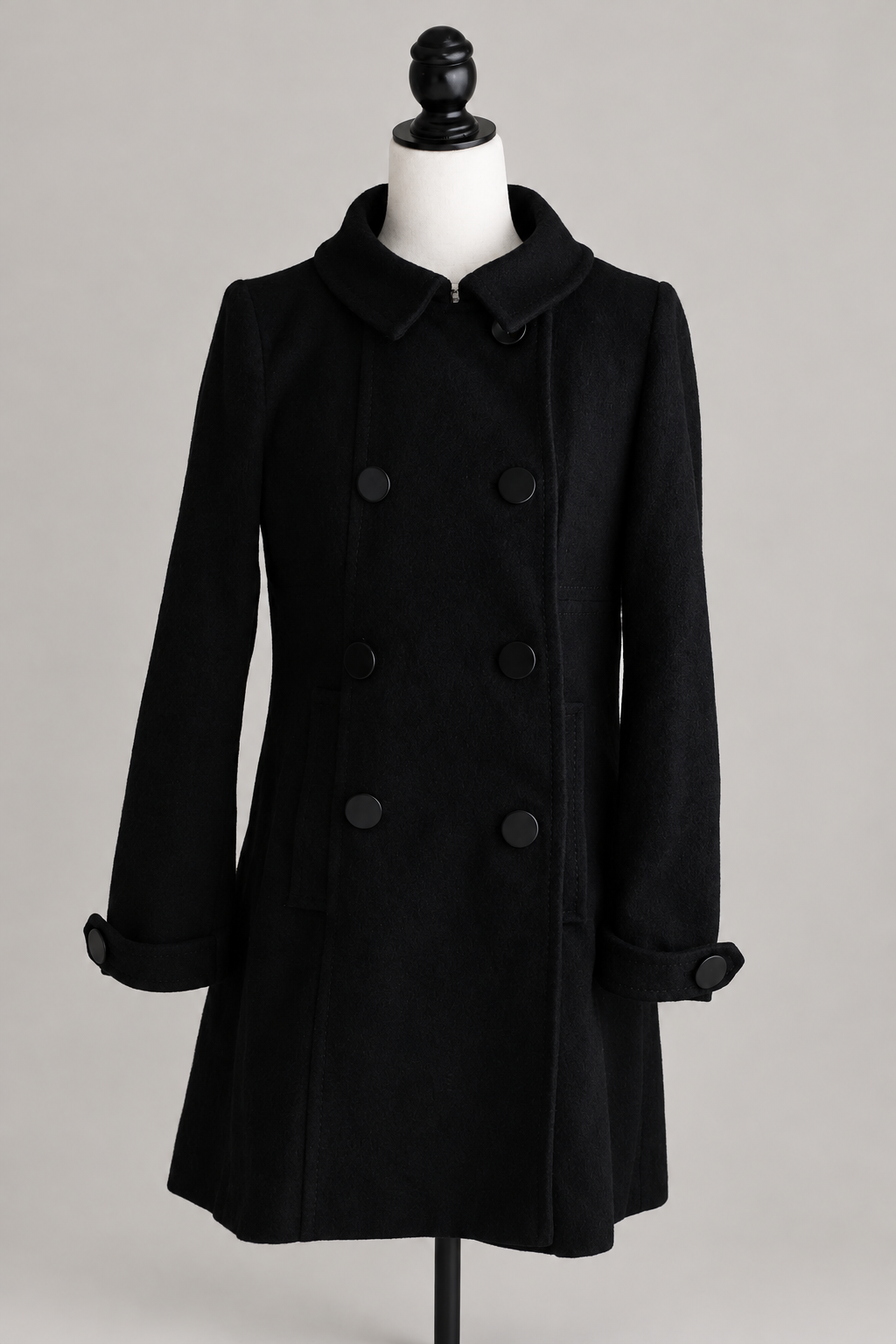 Casaco preto H&M vintage, vista lateral com fundo de estúdio