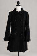 Casaco preto H&M vintage, vista lateral com fundo de estúdio
