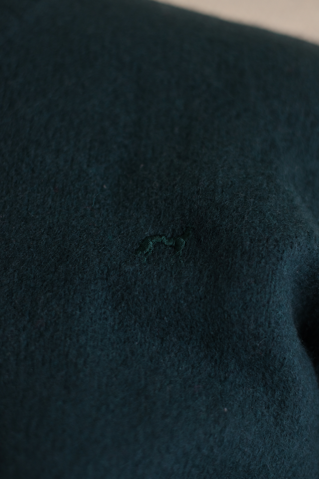 Detalhe da camisola Sacoor verde
